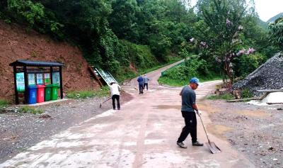 回龙乡：农村公路养护“齐上阵”