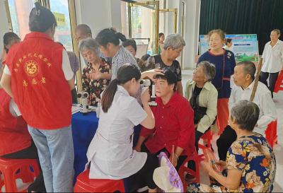 尹吉甫镇：眼科义诊进礼堂 服务群众零距离