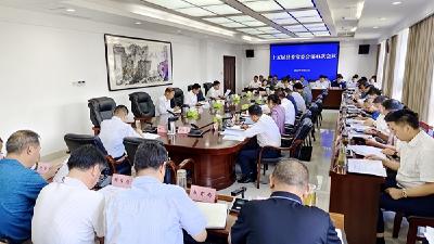 谢晓鸣主持召开县委常委会会议
