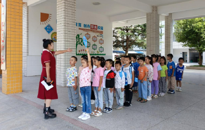 城关镇八一希望小学学生有序返校上课