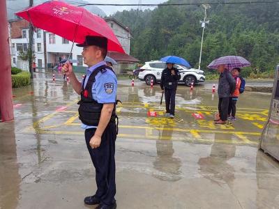 沙河乡：雨中小红伞最美风“警”线