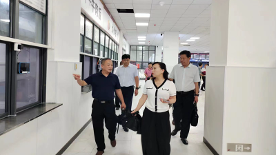 邹莉督导县职校二期工程建设