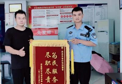房县公安局交警大队车管所：车管服务暖人心 群众感谢送锦旗