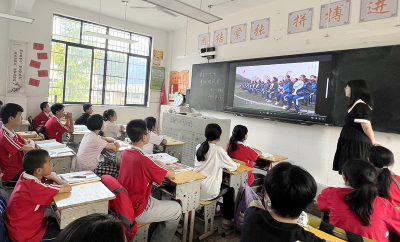 尹吉甫學校：開展“學習二十大爭做好隊員”主題班會活動