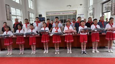 ​丹江口市京燕爱心助学基金会向姚坪乡学校捐赠10万元物资
