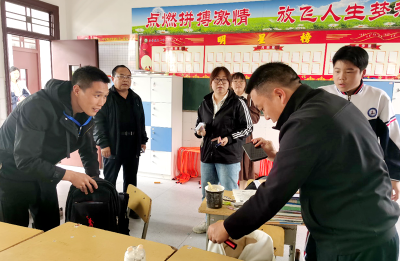房县城关一中：开展违禁物品专项排查行动