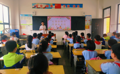 军店小学：举行感恩教师主题教育活动