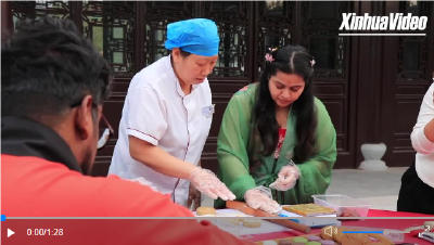 International students experience traditional Mid-Autumn Festival in China 