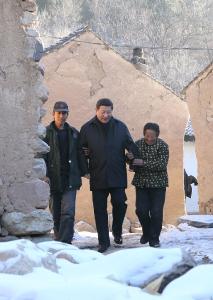 近观 | 在田间，总书记这个动作令人倍感亲切
