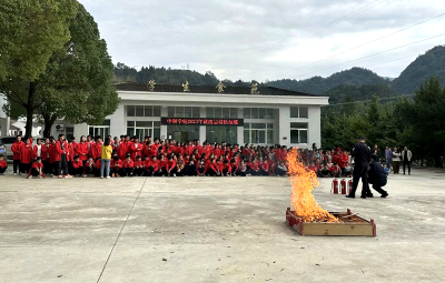 开展消防演练 筑牢安全之基——中坝学校开展消防应急疏散演练
