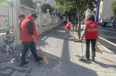 创建文明城市 靓洁背街小巷——房县东城小学教联体教师志愿者开展义务扫街活动
