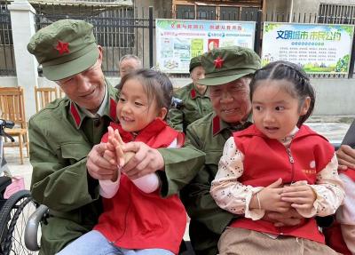 城关镇第二幼儿园：浓浓关爱送老人