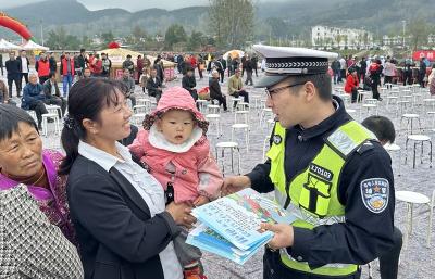 县公安局交警大队：“美丽乡村行”共筑交通安全墙