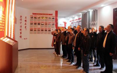 房县教育局：邀请退休老干部“回家”庆重阳