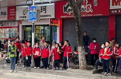 房县实验小学：暖心护学岗 守护“平安路”