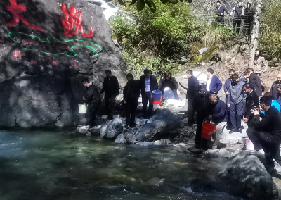 房县联合神农架林区开展大鲵增殖放流活动