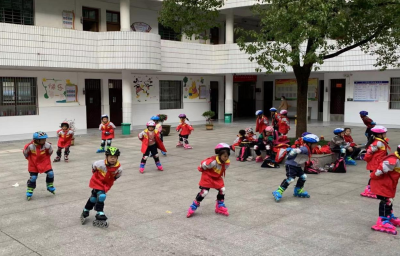 城关镇八一希望小学学生在滑轮上舞动青春
