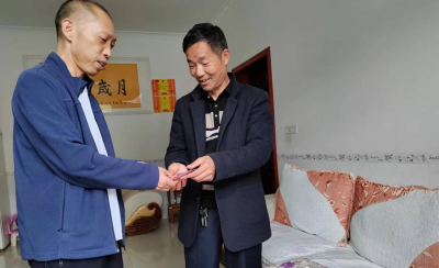 万峪财政所重阳节慰问退休职工