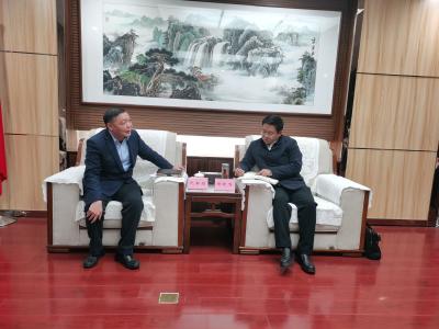 谢晓鸣与湖北银行十堰分行党委书记、行长代新胜座谈