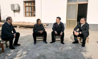 谢晓鸣到城关镇开展主题教育专题调研