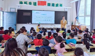房县实验小学：师徒共成长 教研促提升