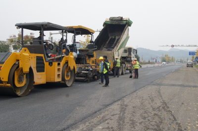 扮靓城市“出口路” 深化文明城市创建