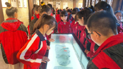 铭记历史，缅怀先烈——实验小学学生参观雷天明纪念馆
