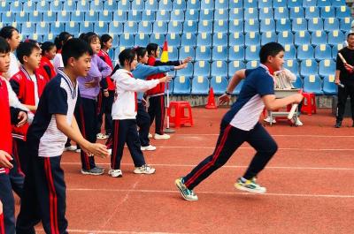 房县东城小学教联体举行六年级体育节运动会
