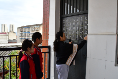 房县实验小学天明校区：师生练书法  墨香满校园