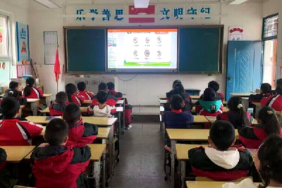 房县实验小学： 交通规则记于心   安全健康伴我行  