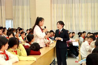 房县实验中学：法治教育宣讲进校园