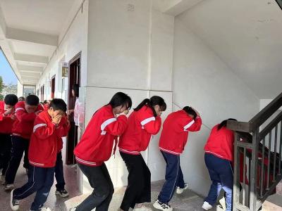 军店镇何村小学：开展消防演练 提升安全意识