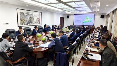 谢晓鸣研究推进城镇和产业集中高质量发展