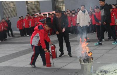房县东城小学教联体：疏散演练在校园 消防安全记心间