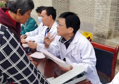 房县人民医院：义诊进乡村 服务零距离