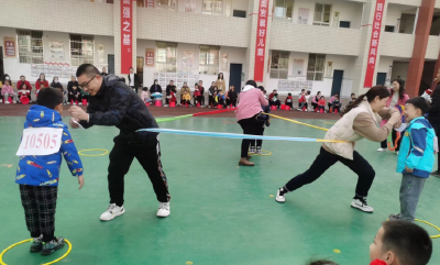 八百多名家长冲进这所学校为孩子撑腰——房县实验小学低学段举行第一届亲子趣味运动会
