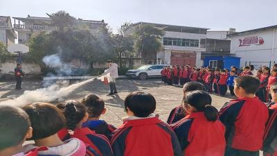 高川小学：举行消防安全疏散演练活动