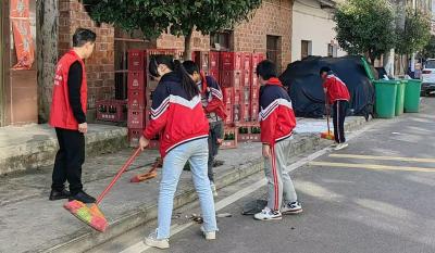 门古寺镇秦口小学：开展志愿清扫街道活动