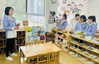 房县幼儿园：开展区域材料投放与调整现场教研活动