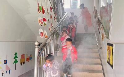门古寺镇中心幼儿园：开展消防应急疏散演练系列活动