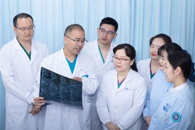 男子视力下降，一查竟是长了眼球大小的肿瘤！
