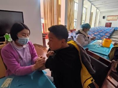 房县东城小学：接种流感疫苗 共创健康校园