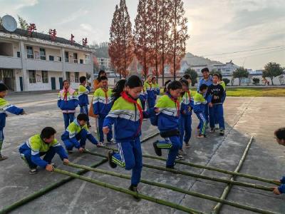 军店镇月明小学开设“竹竿舞”社团 深入推进“双减”工作