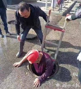 城关镇：书记秒变“清理工”，徒手疏通下水道