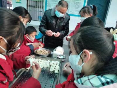 城关镇白土小学：快乐包饺子 温暖过冬至