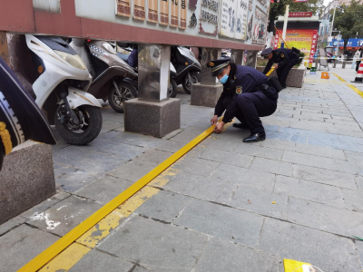 【创文在行动】县城管执法局：为非机动车停车线“上新妆”