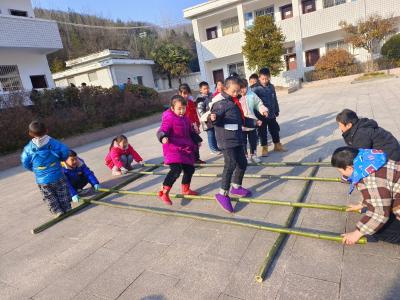 土城镇龙坪小学：传统体育进校园  竹竿舞蹈展风采