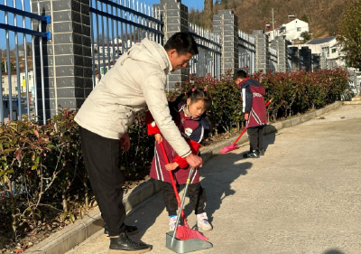 为美丽乡村出份力——万峪河乡中心小学开展清洁家园活动