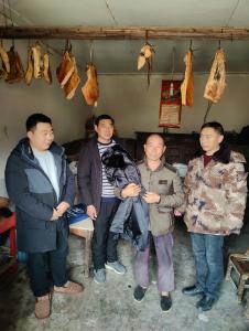 房县总工会:走访慰问暖民心  助力乡村谋振兴 