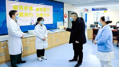 县人民医院：节前慰问送温暖